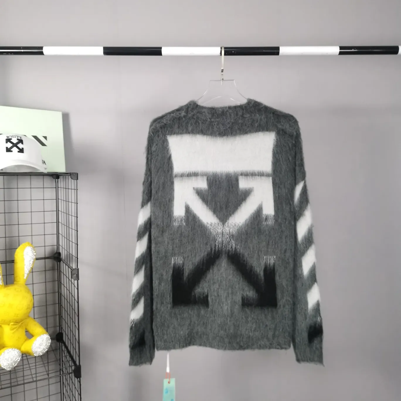 The top tested version OFFWHITE (OW) Gradient Mohair Striped Arrow Sweater Hoodie Gradient Rendering Arrow Couple Knitted Sweater Mohair sweater OW will be released every year🛒 The same style and ever-changing colors, really no girl does not love it, it is super suitable for wearing under a down jacket in winter, and will not be bloated! If the lower body is missing, their favorite os version🙋🏻‍♀️ intuitively adds natural softness and fairy beauty effect, which is the best choice! The upper body is lightweight and does not weigh down the body while keeping warm. The sleeves and the gradient arrow parts on the back are repeatedly patterned until the gradient level is satisfied before large-scale products are released. The craftsmanship is extremely demanding. Each sweater is woolen at least ten times to give it a plush, thick feel and good fluffiness! ✅ Fabric composition: 50% mohair 32 spandex 18% wool, three-level anti-pilling Color: gray-white gradient Size: XS/S (positive European size, size is too large) ⚠️Sweater cleaning method: Mohair is not the same as ordinary short-sleeved sweaters, and it is also different from other thick-line sweaters! Mohair is lighter and softer, so be careful not to machine wash it, not machine washable! ! emphasize! !  ⚠️Hand wash with warm water and cold water P:440